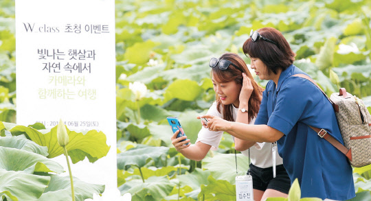 코웨이는 지난 25일 경기도 양평에서 W클래스 고객들을 초청해 'Goway With 코웨이 카메라와 함께하는 여행' 행사를 진행했다. 이번 행사에 참여한 고객들이 현장에서 사진을 촬영하고 있다.   코웨이 제공